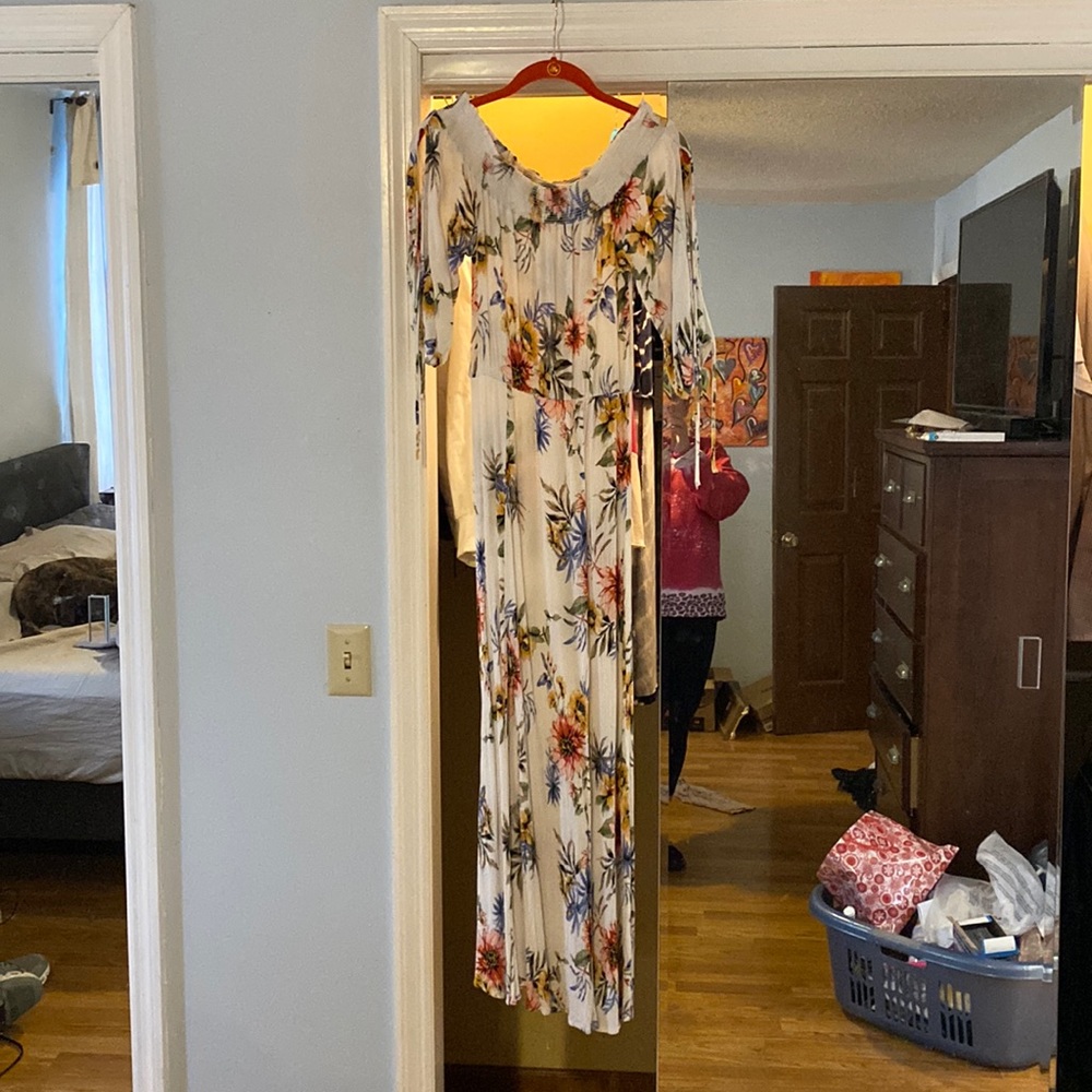 Maxi dress size large. Cream gauze floral print